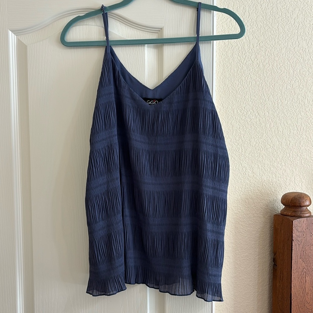 Sz M. Sleeveless top.